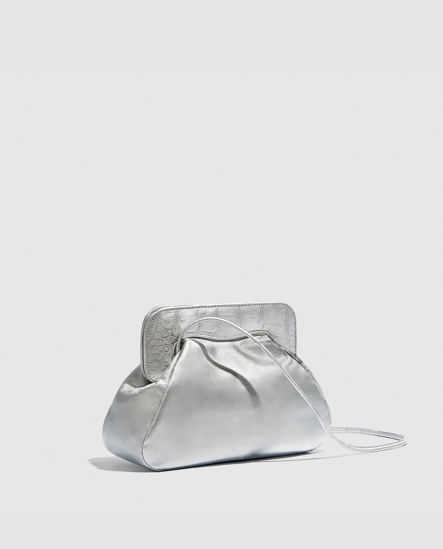 Bolso de mano en acabado plateado metalizado