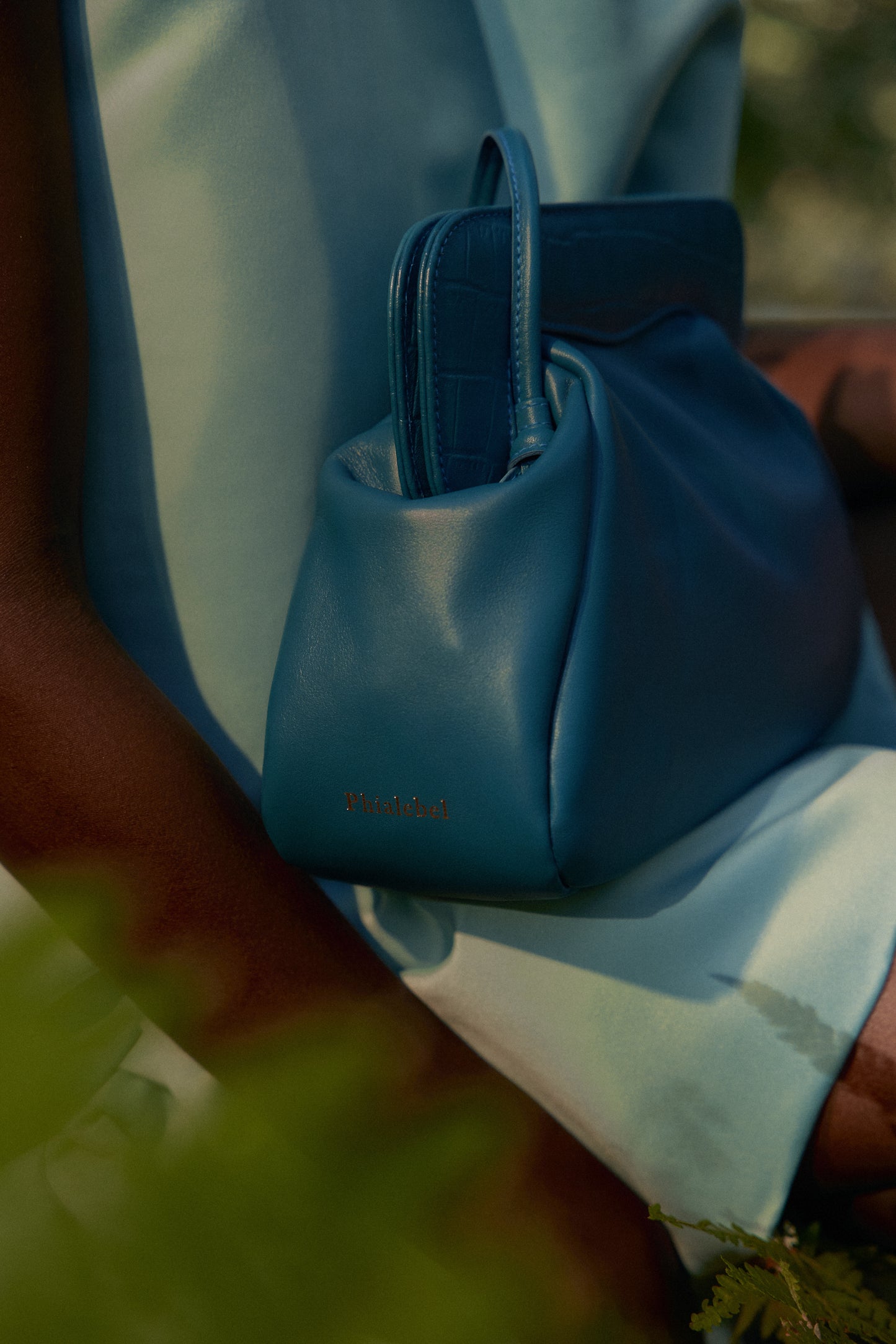 Primer plano de un bolso de hombro color azul brillante