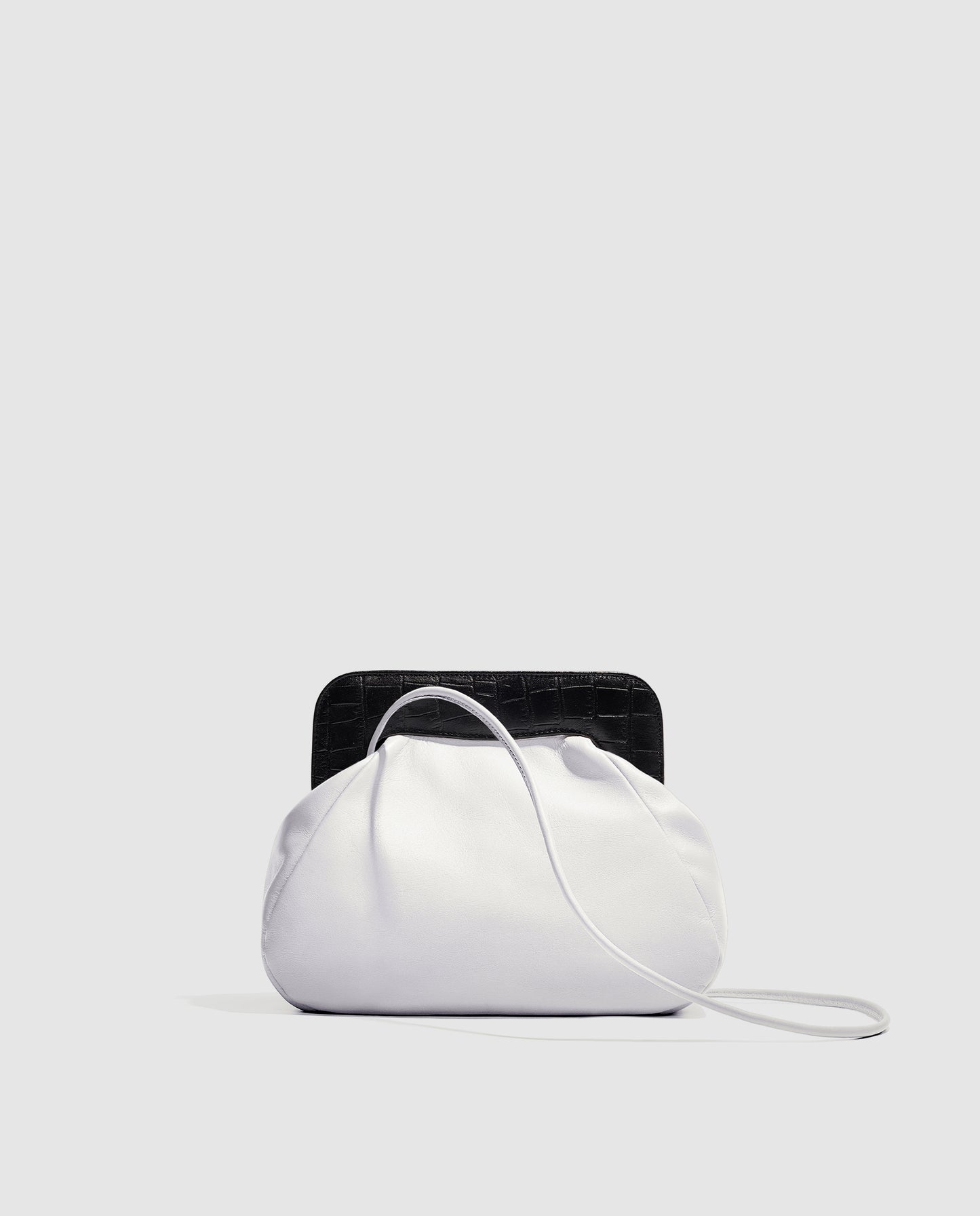 Bolso de hombro blanco con solapa negra