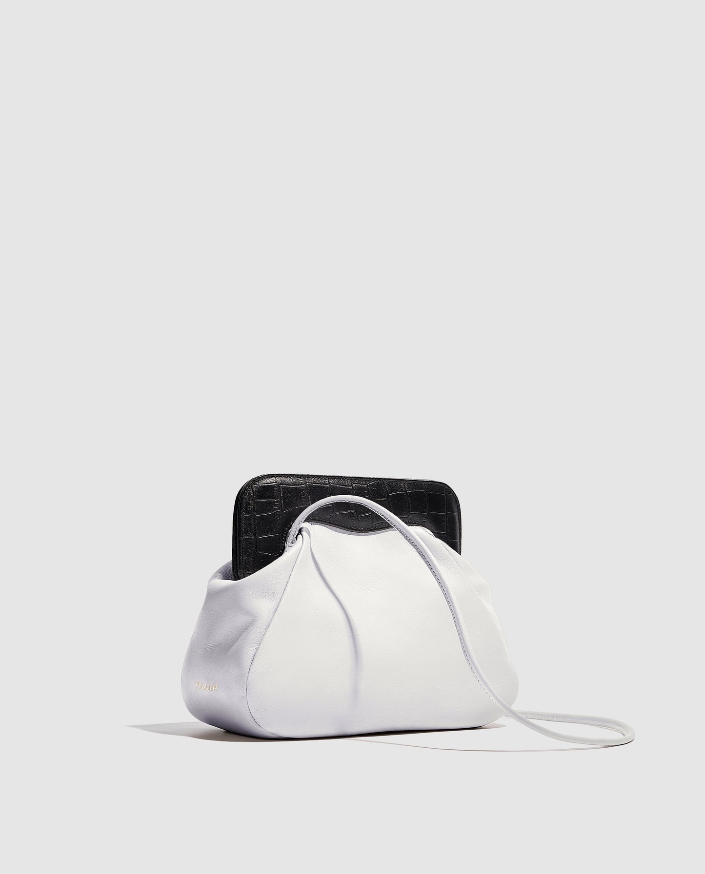 Bolso de hombro color blanco con la solapa negro brillante