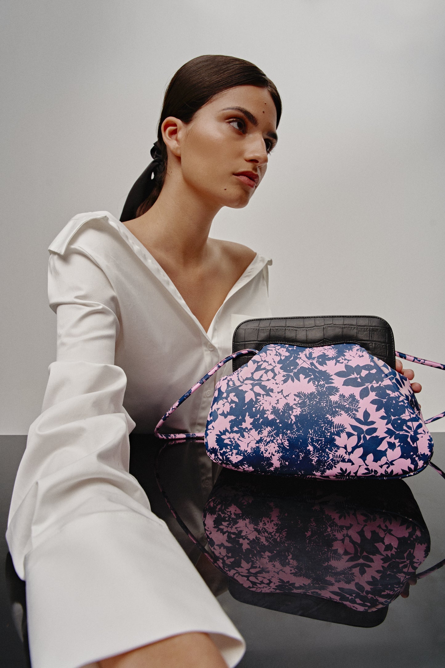 Bolso estampado con hojas azules sobre fondo rosa