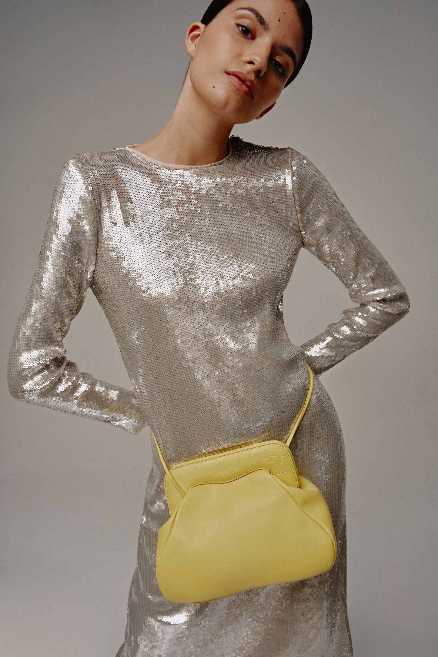 Chica con un bolso amarillo
