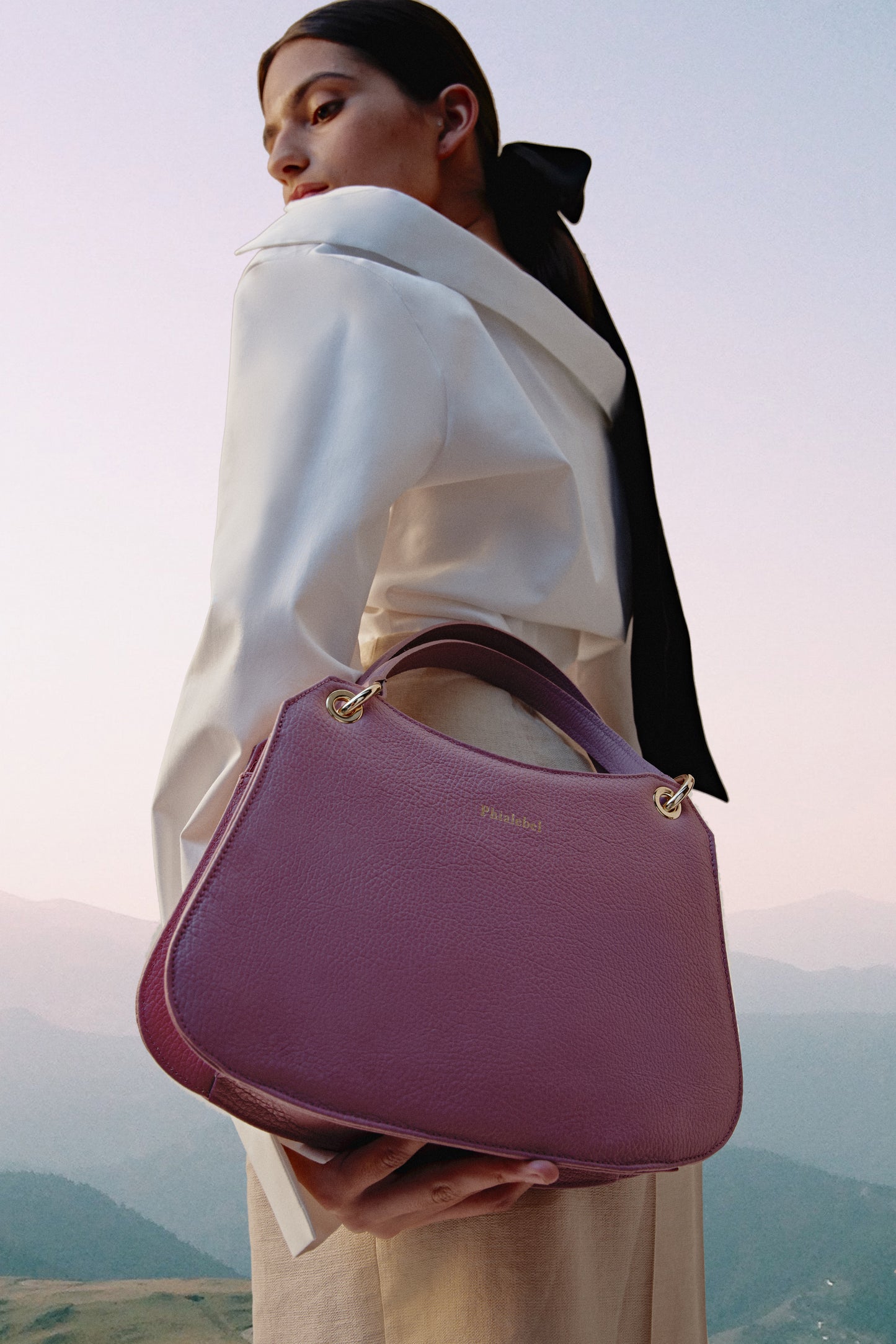 Mujer sosteniendo un bolso de mano rosa