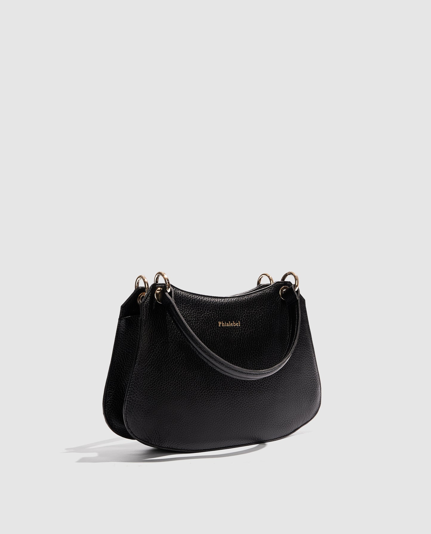 Bolso de mano negro con detalles dorados
