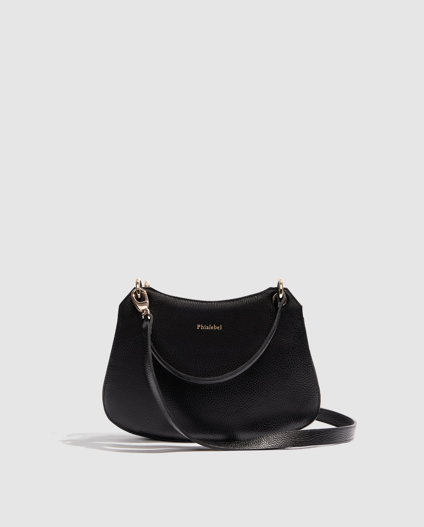 Bolso de mano negro metalizado con argollas doradas