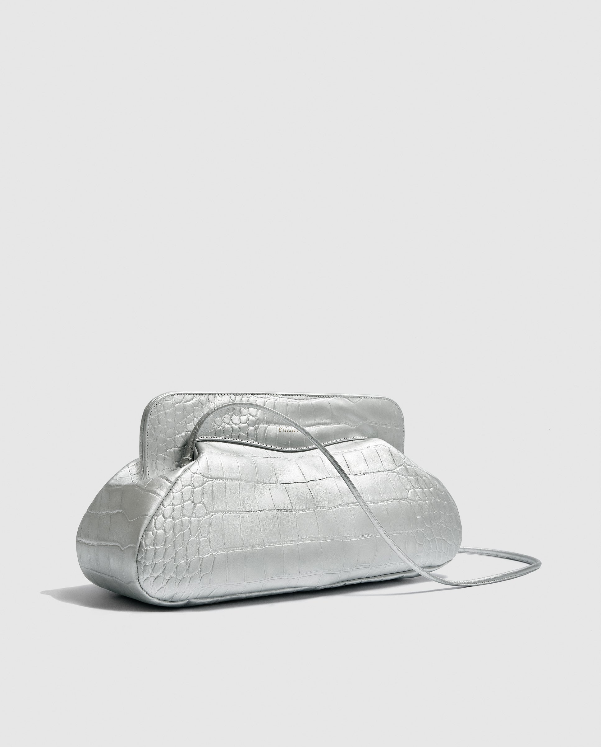 Bolso efecto piel de cocodrilo en color plata metalizado