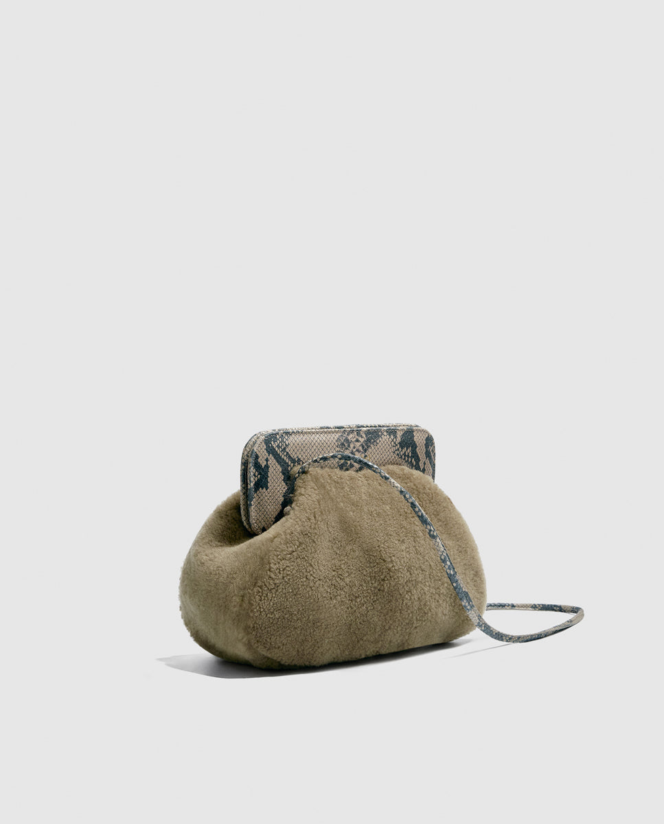 Bolso de hombro tipo borreguito con piel efecto serpiente en la solapa