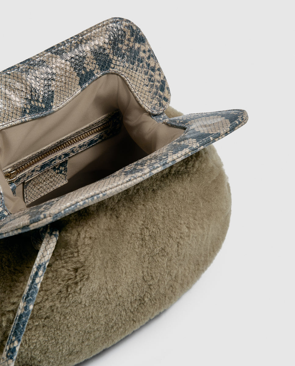 Solapa con efecto piel de serpiente de un bolso borreguito beige