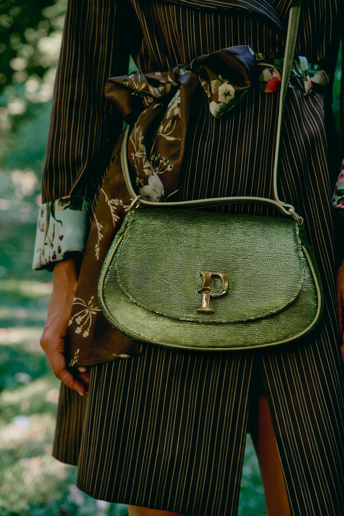 Bolso verde con lentejuelas de Phialebel