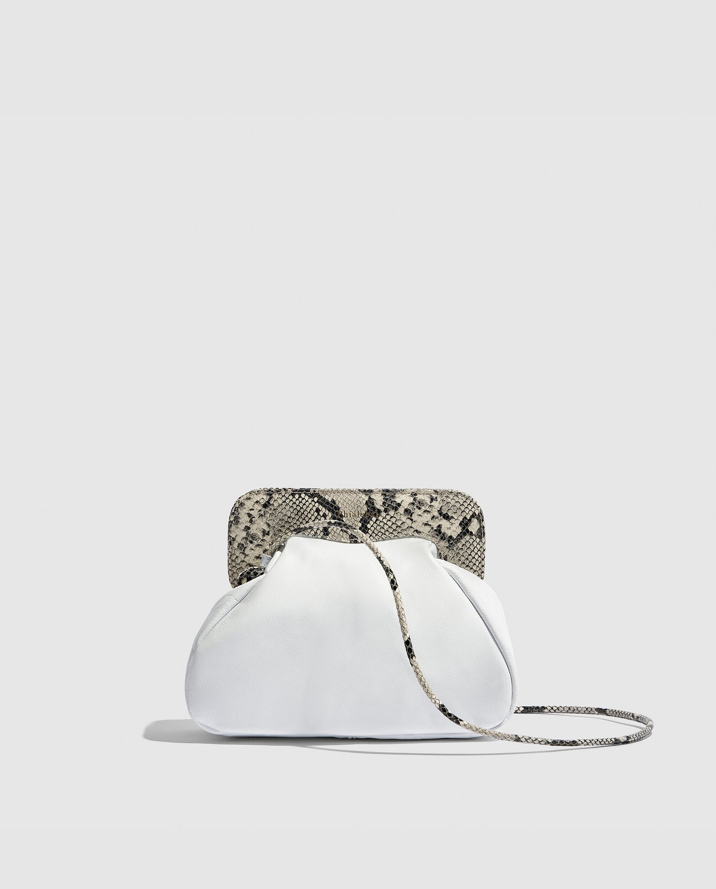 Bolso blanco con solapa piel de serpiente