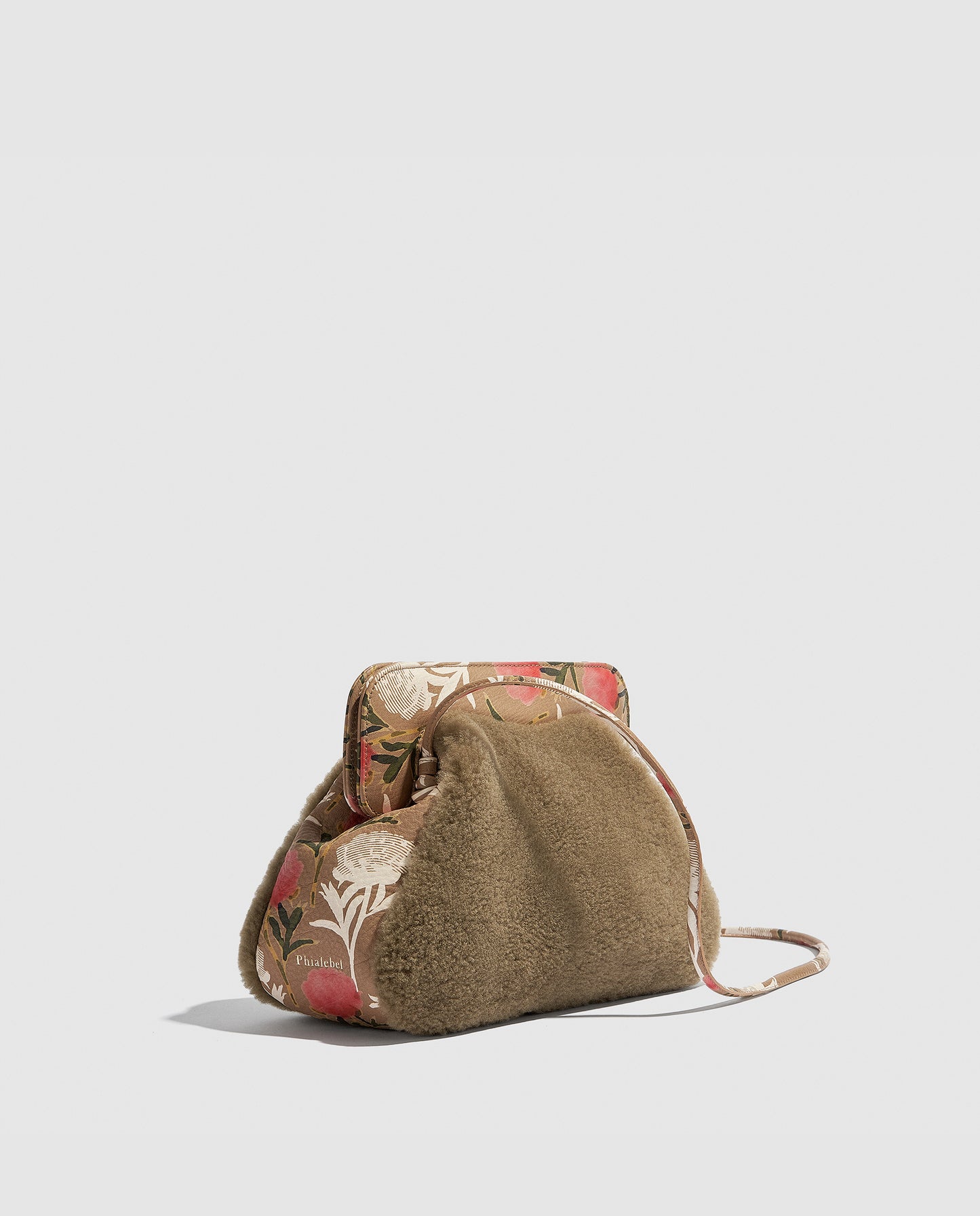 Bolso marrón estilo borreguito con solapa con adornos florales