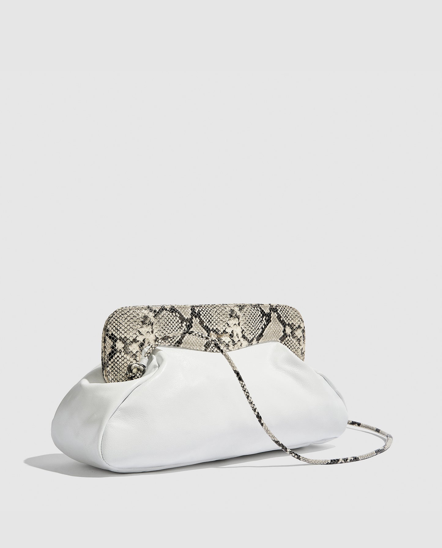 Bolso shopper blanco con efecto serpiente en la solapa y el asa