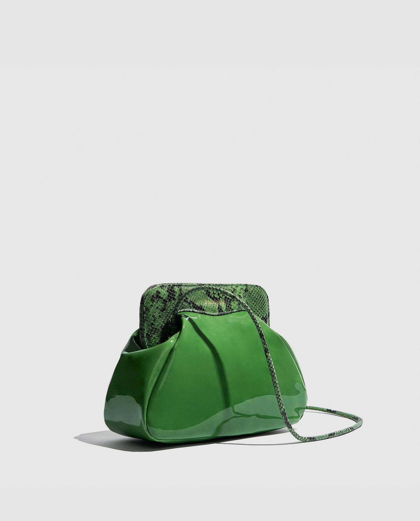 Bolso con la solapa en piel de serpiente color verde