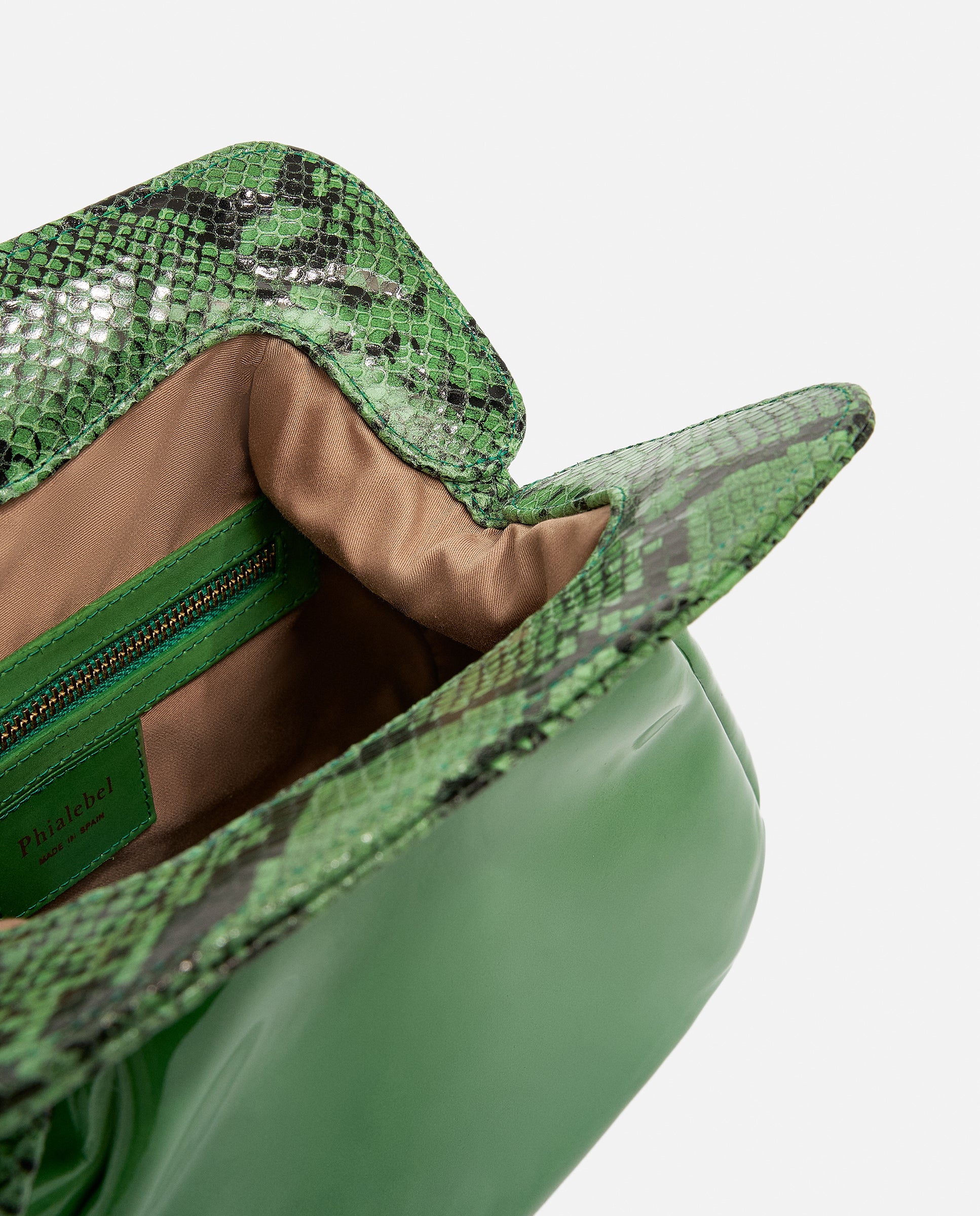 Detalle del borde en piel efecto serpiente de bolso color verde
