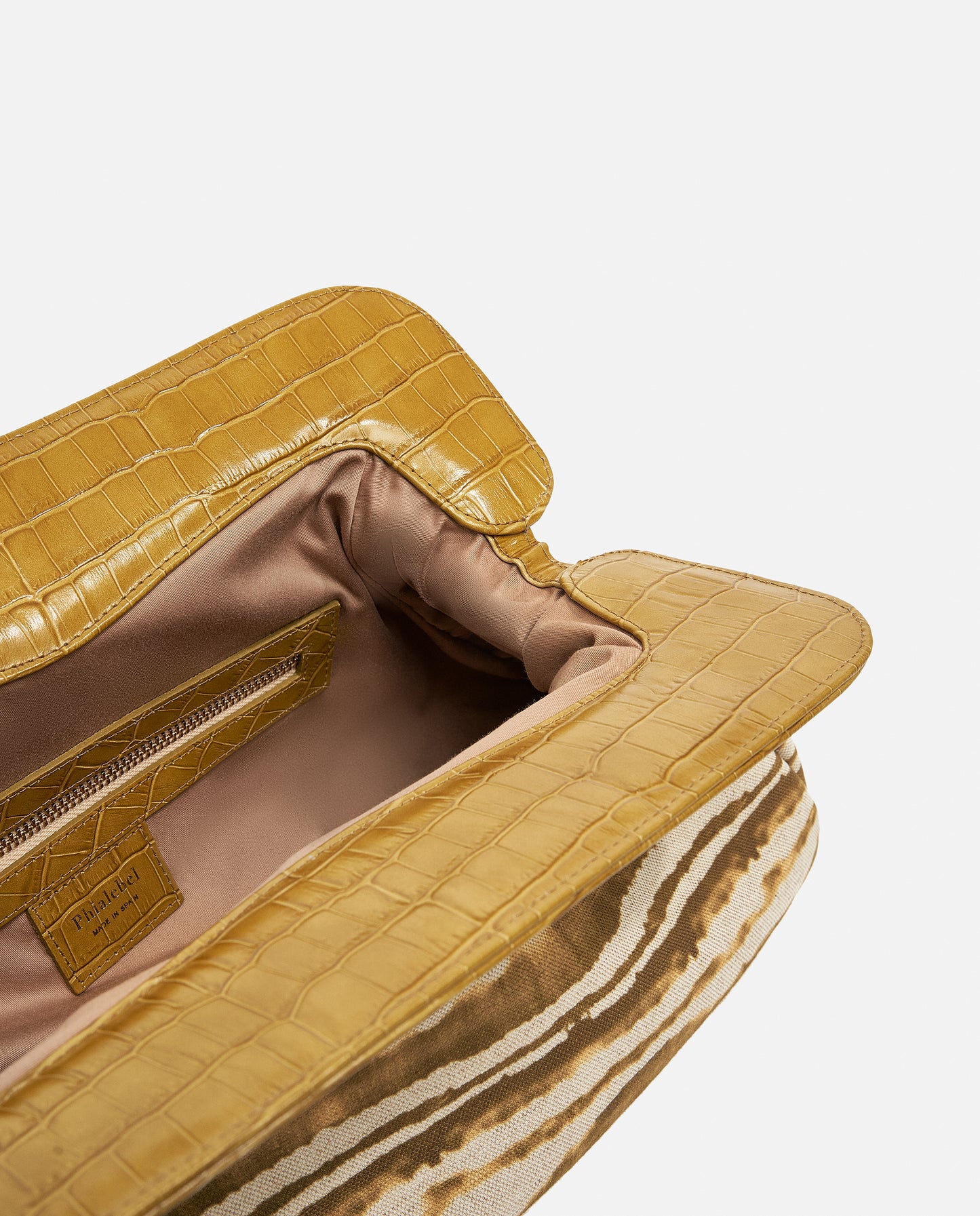 Detalle interior de bolso de hombro color mostaza