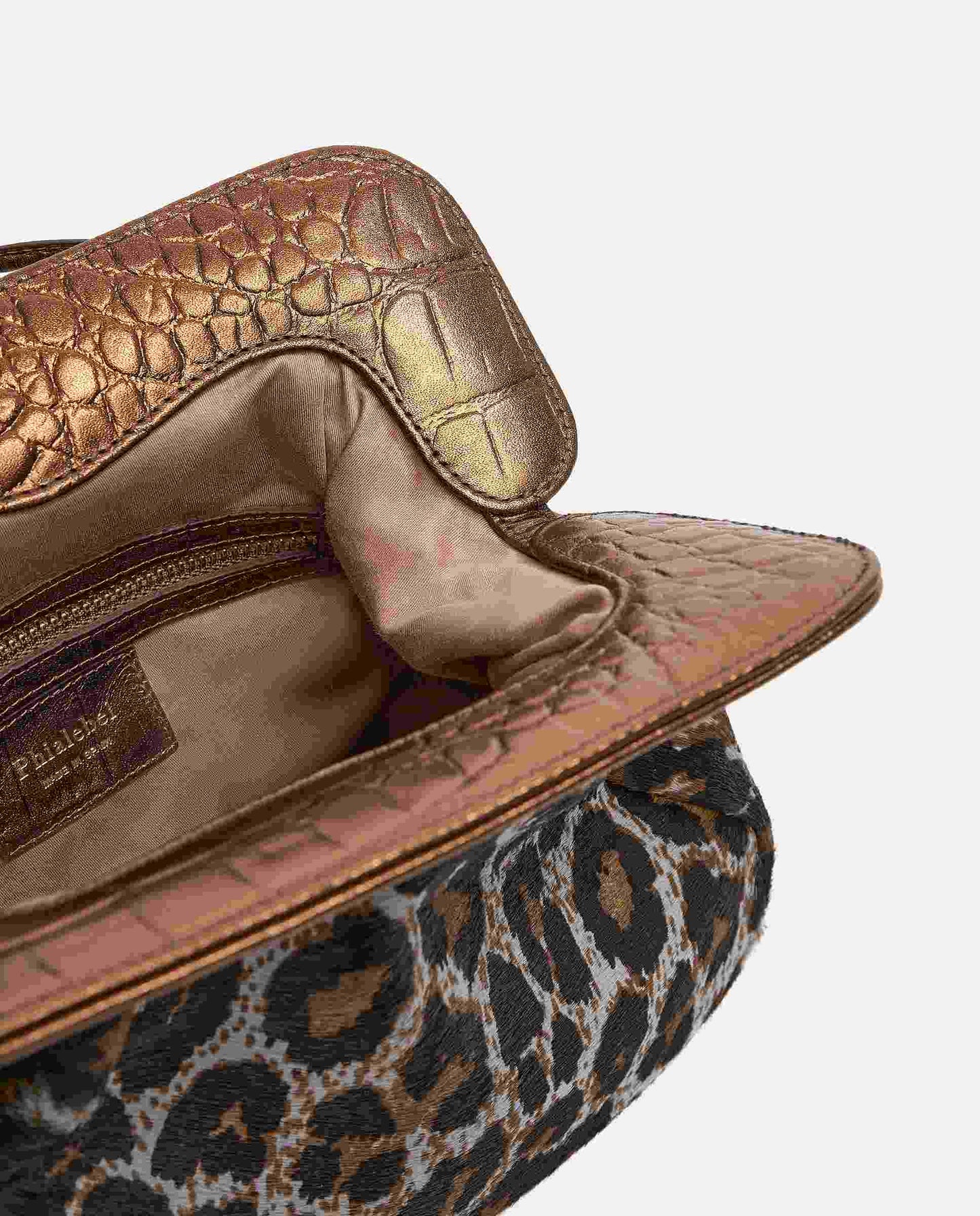 Detalles metalizados del interior de un bolso con motas de leopardo gris