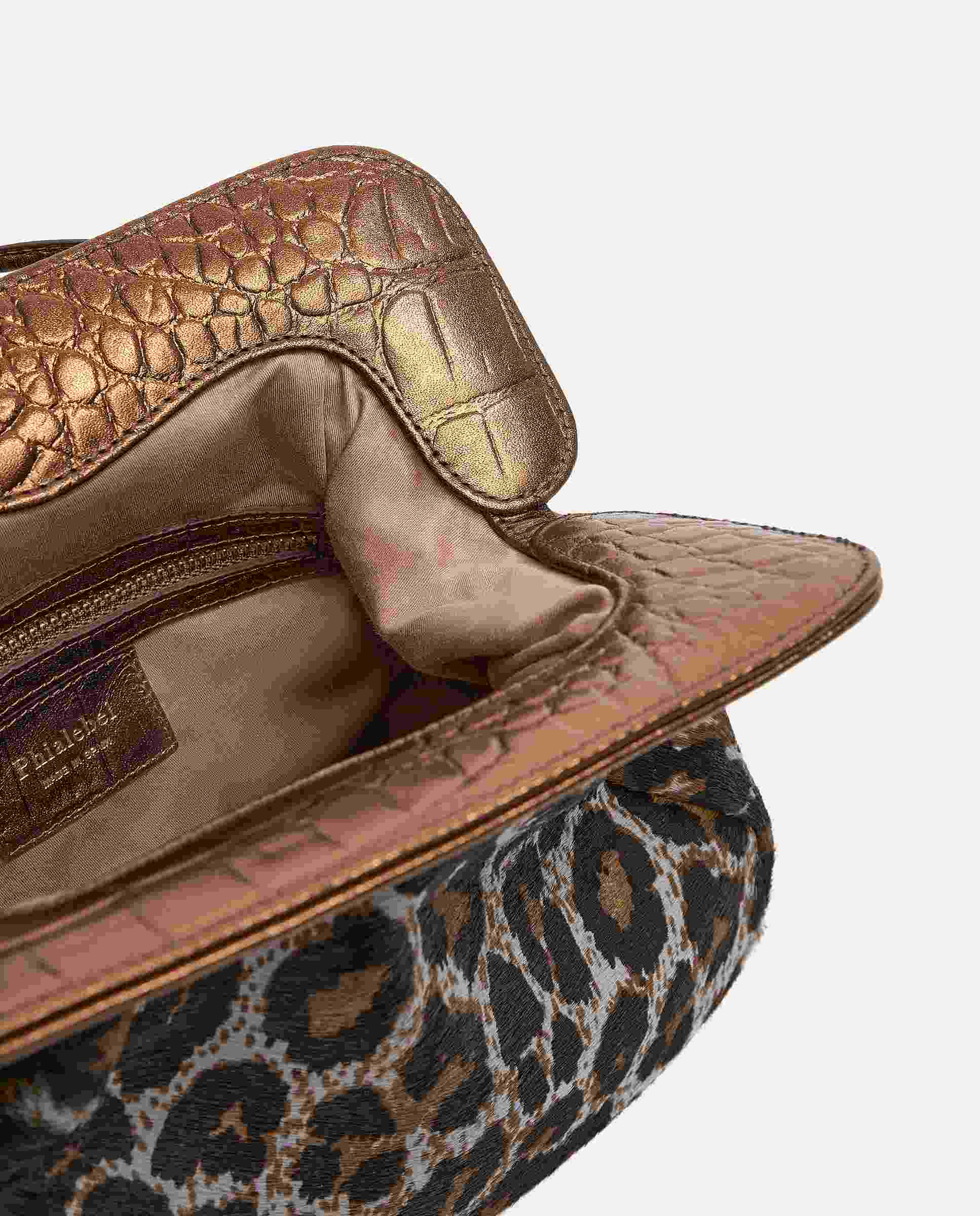 Detalles metalizados del interior de un bolso con motas de leopardo gris