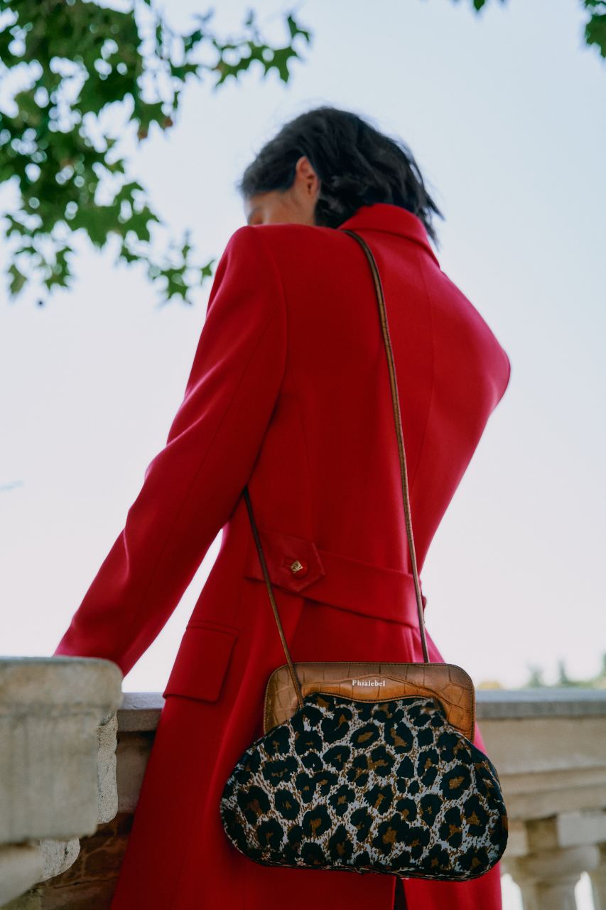 Mujer de espaldas con un bolso de leopardo gris con correa