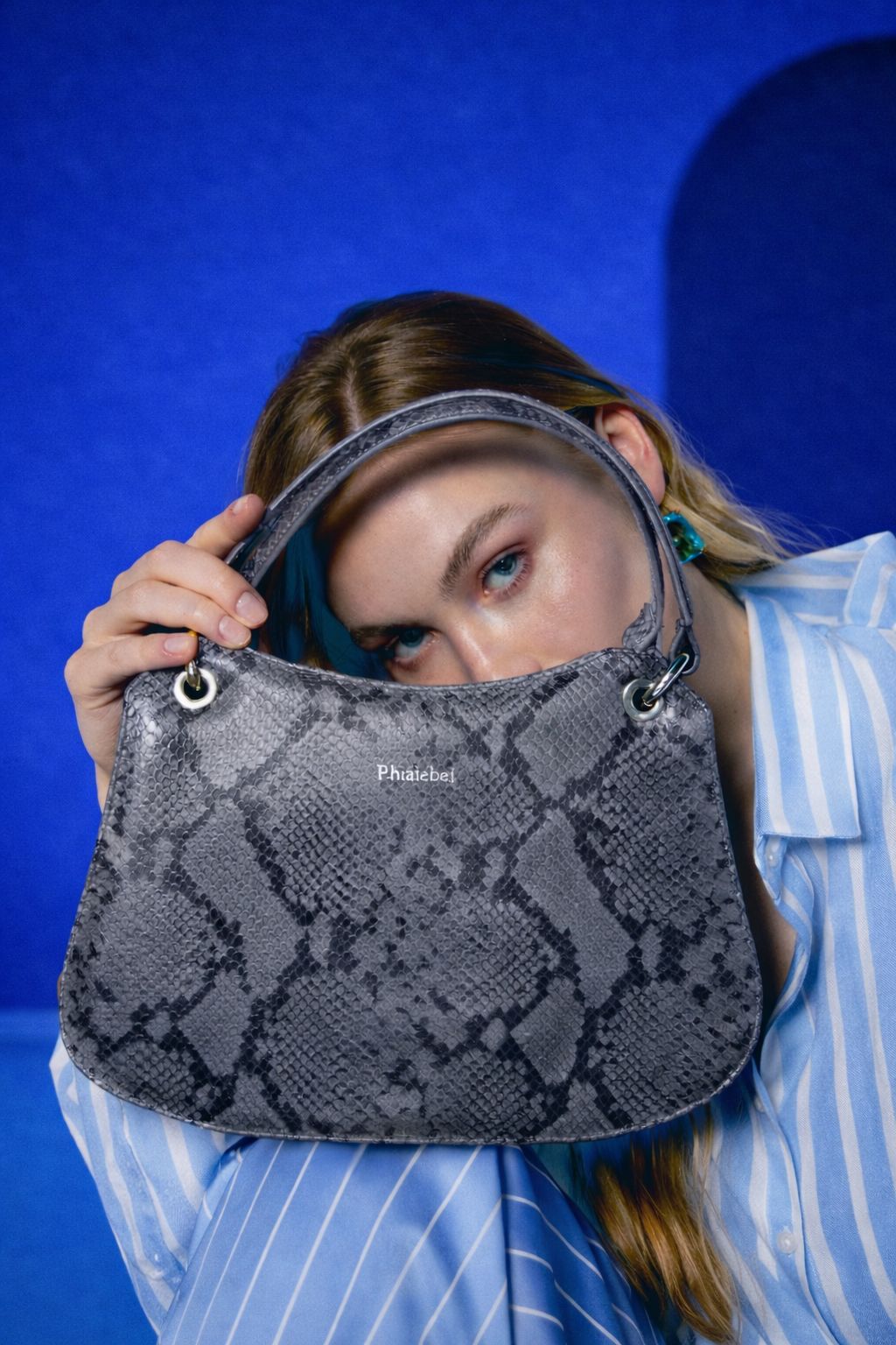 Shoulder bag in grey snake-effect leather