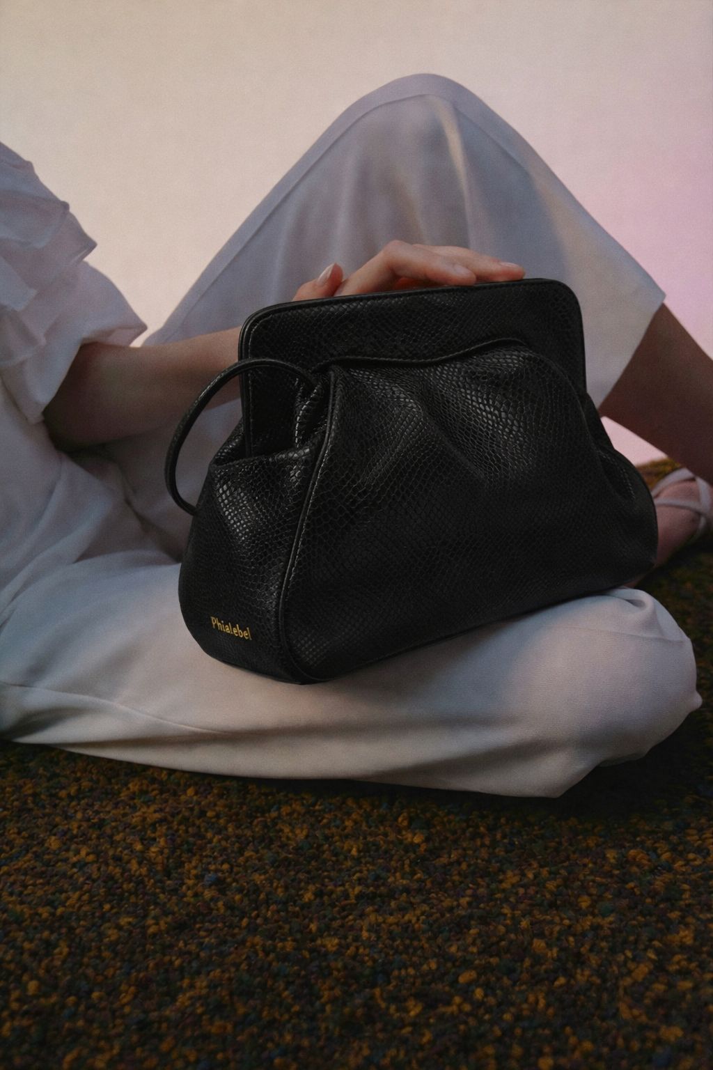 Shoulder bag in black leather with snake-effect finish