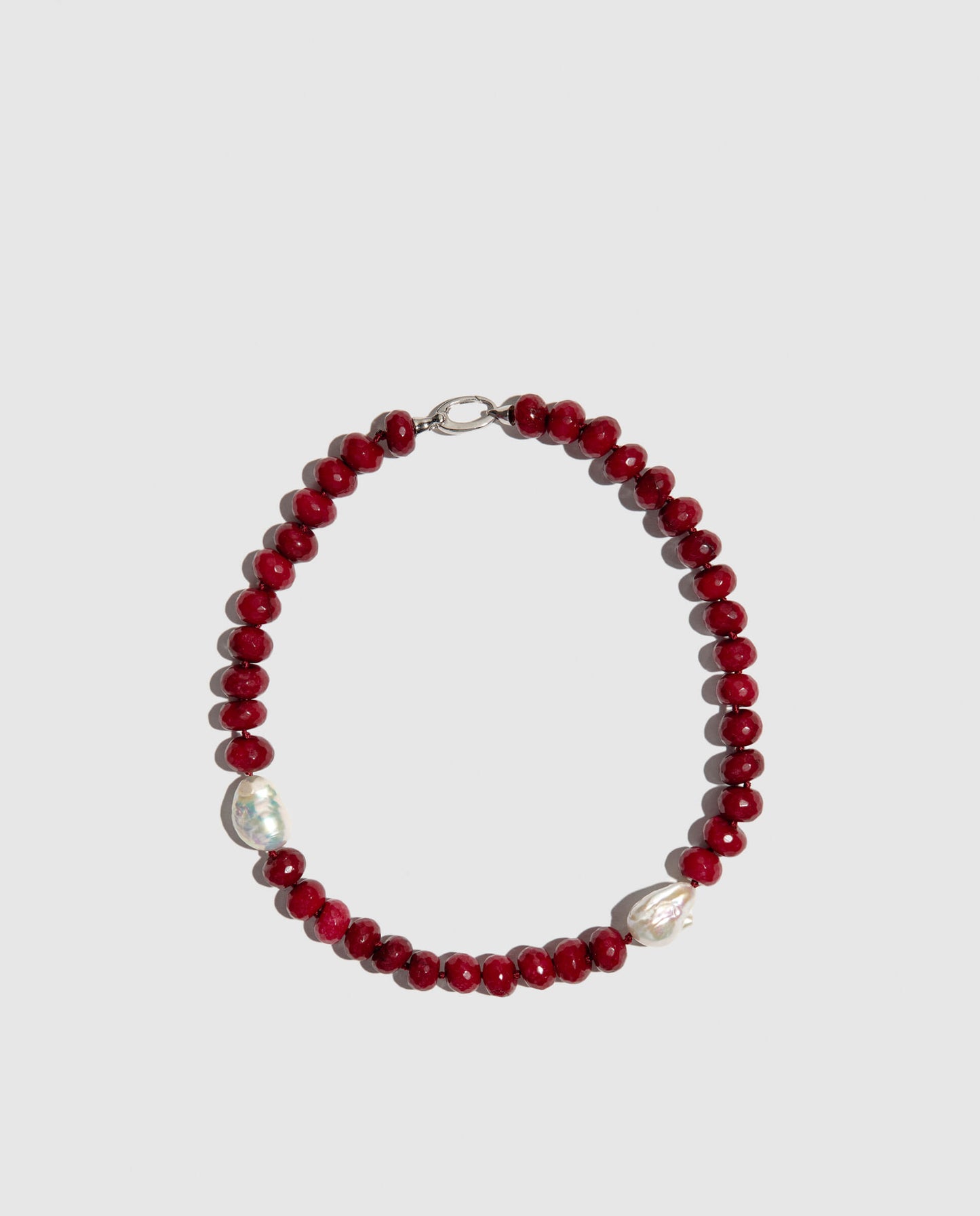 Collar de jade rojo  y perla madre. Hecho artesanalmente en talleres