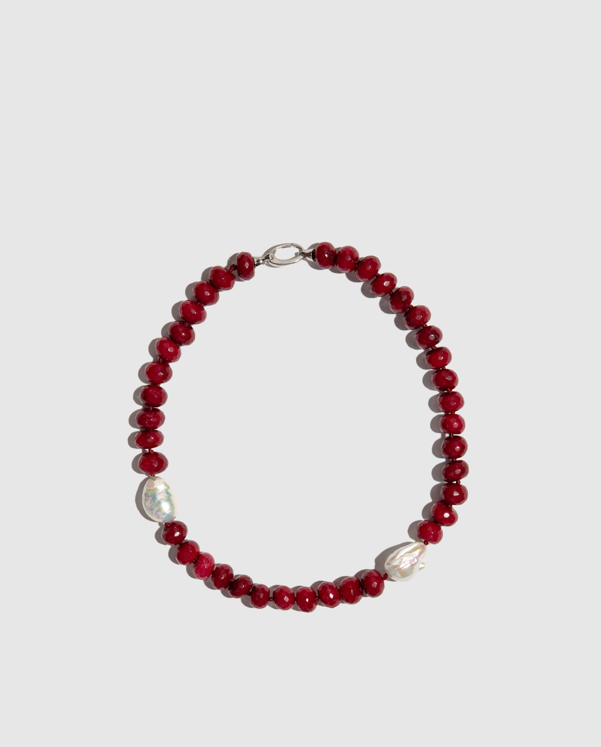 Collar de jade rojo  y perla madre. Hecho artesanalmente en talleres