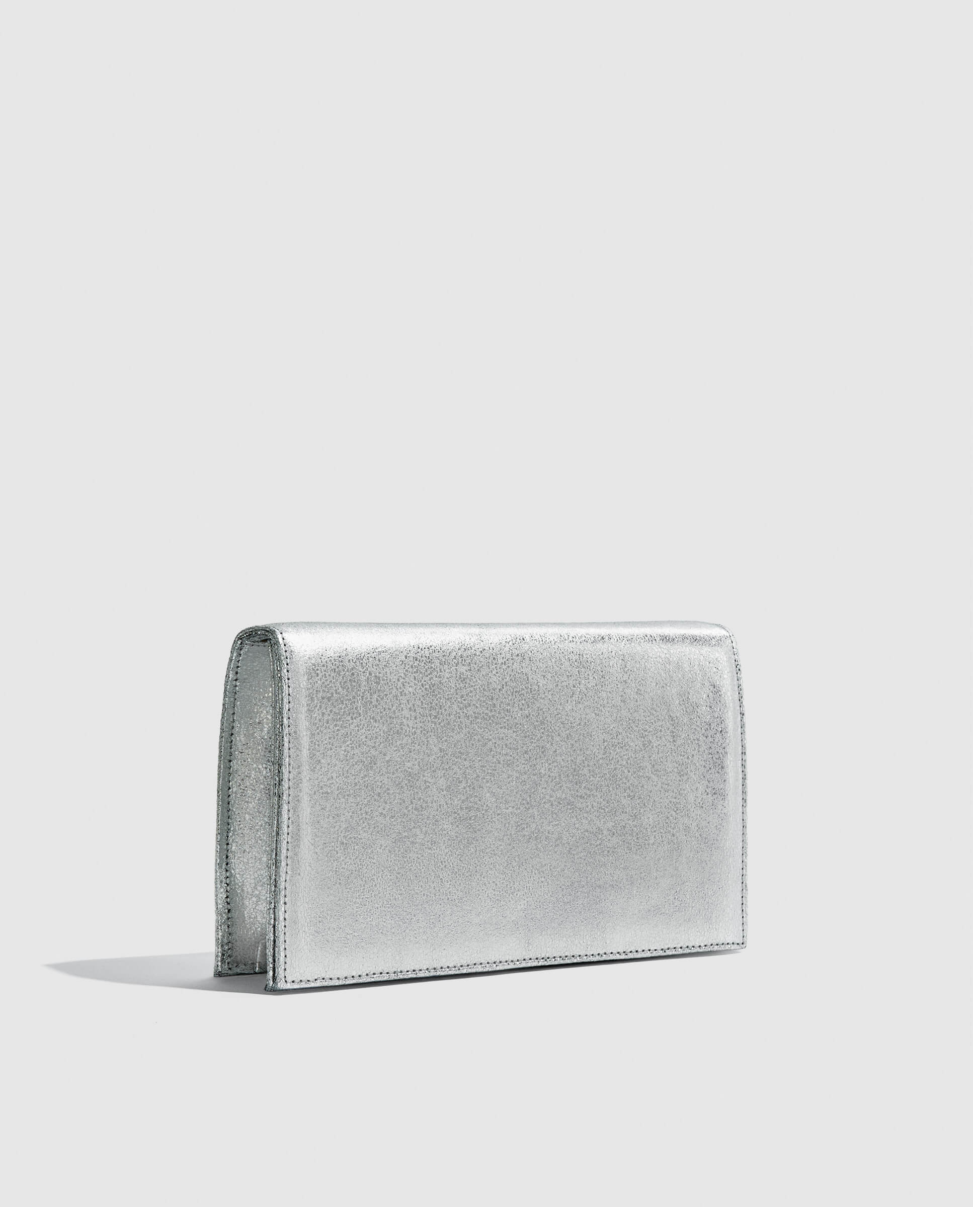 Cartera de mano Phialebel plateada. Hecho a mano en España