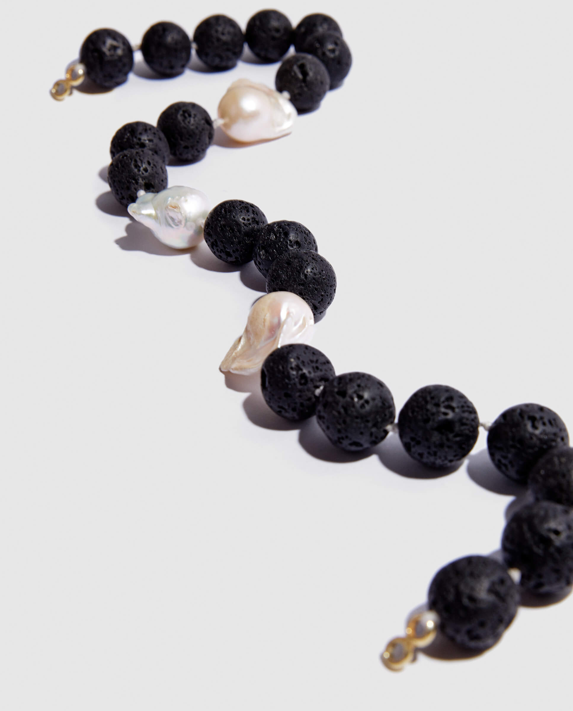 Collar piedras volcánicas y perla madre