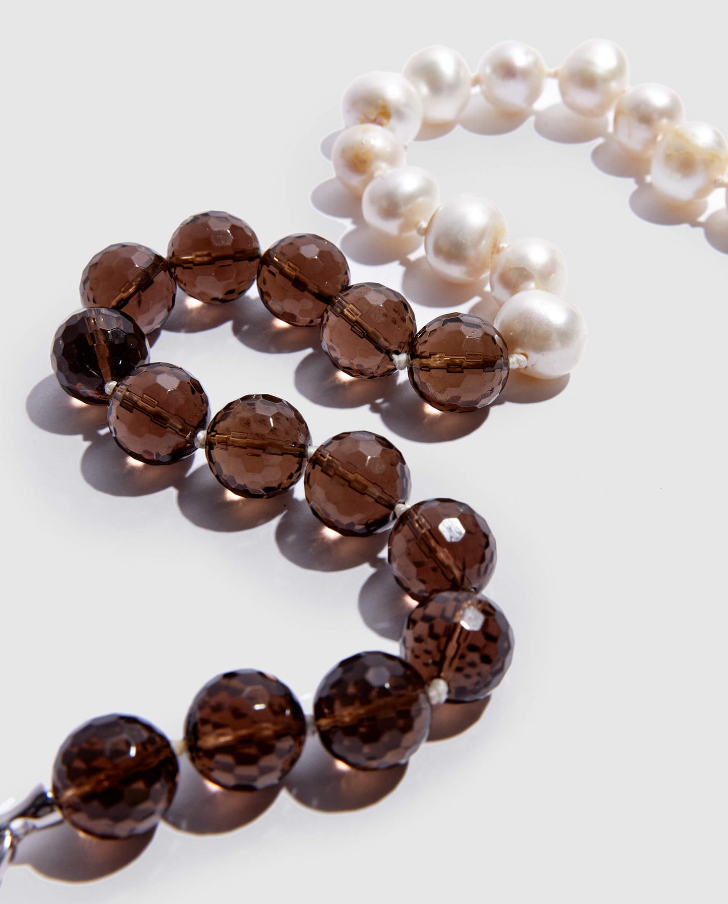 Collar de perlas y cuarzo ahumado