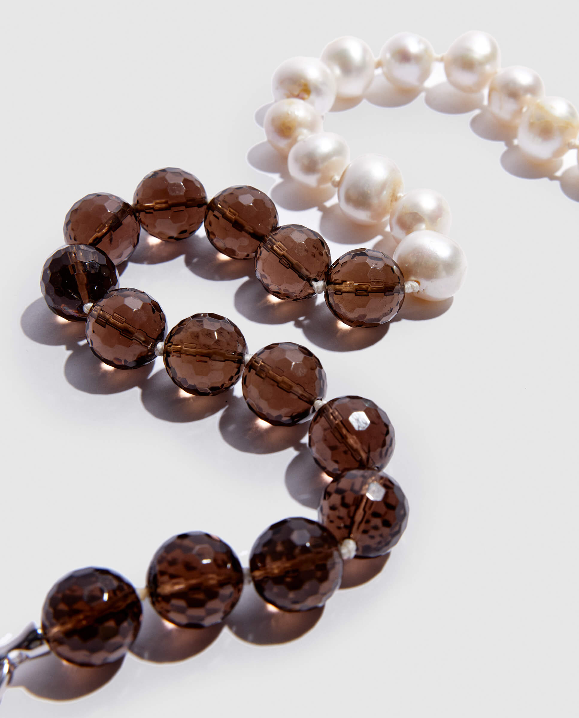 Collar de perlas y cuarzo ahumado