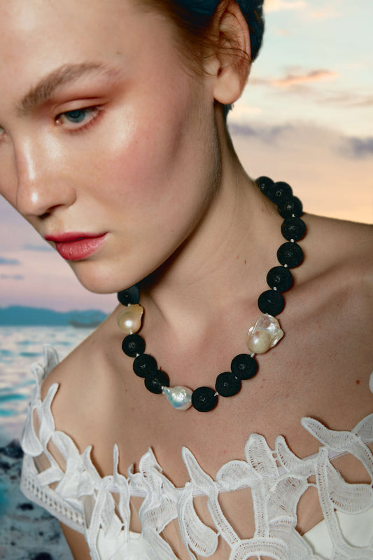 Collar piedras volcánicas y perla madre