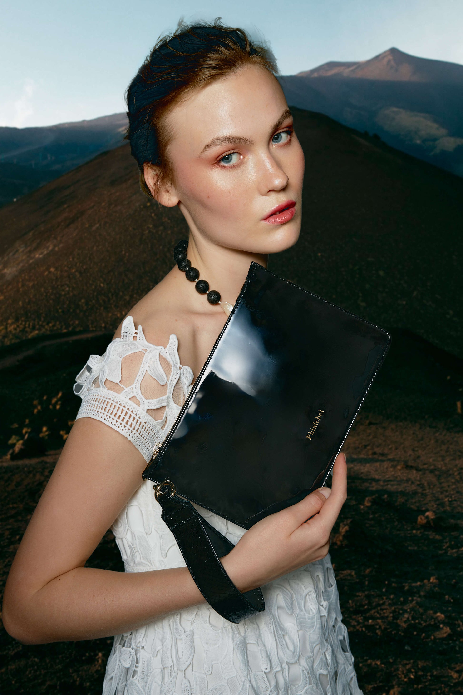 Cartera de charol negra Phialebel 