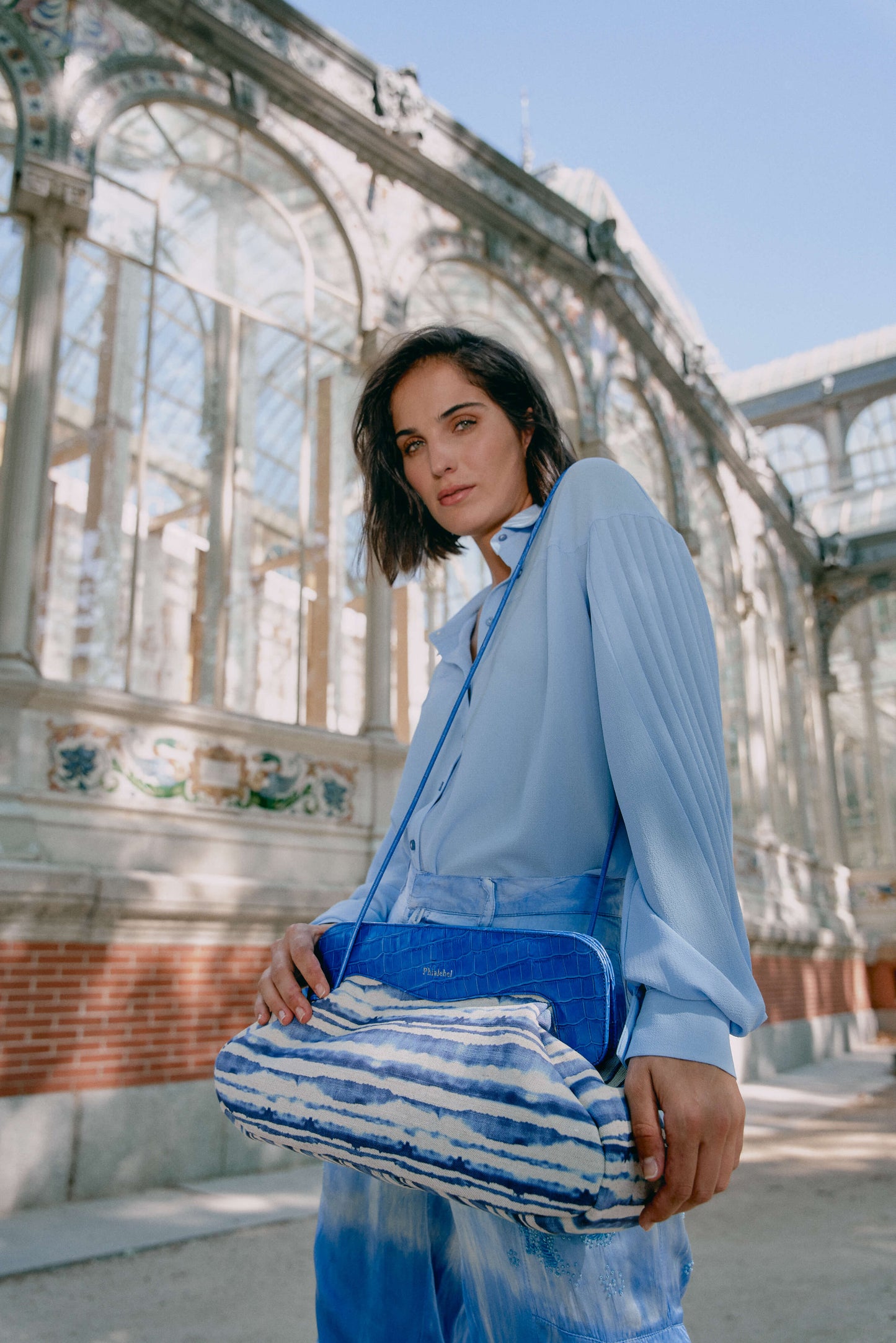 Chica posando con bolso tie dye azul. Hecho en España