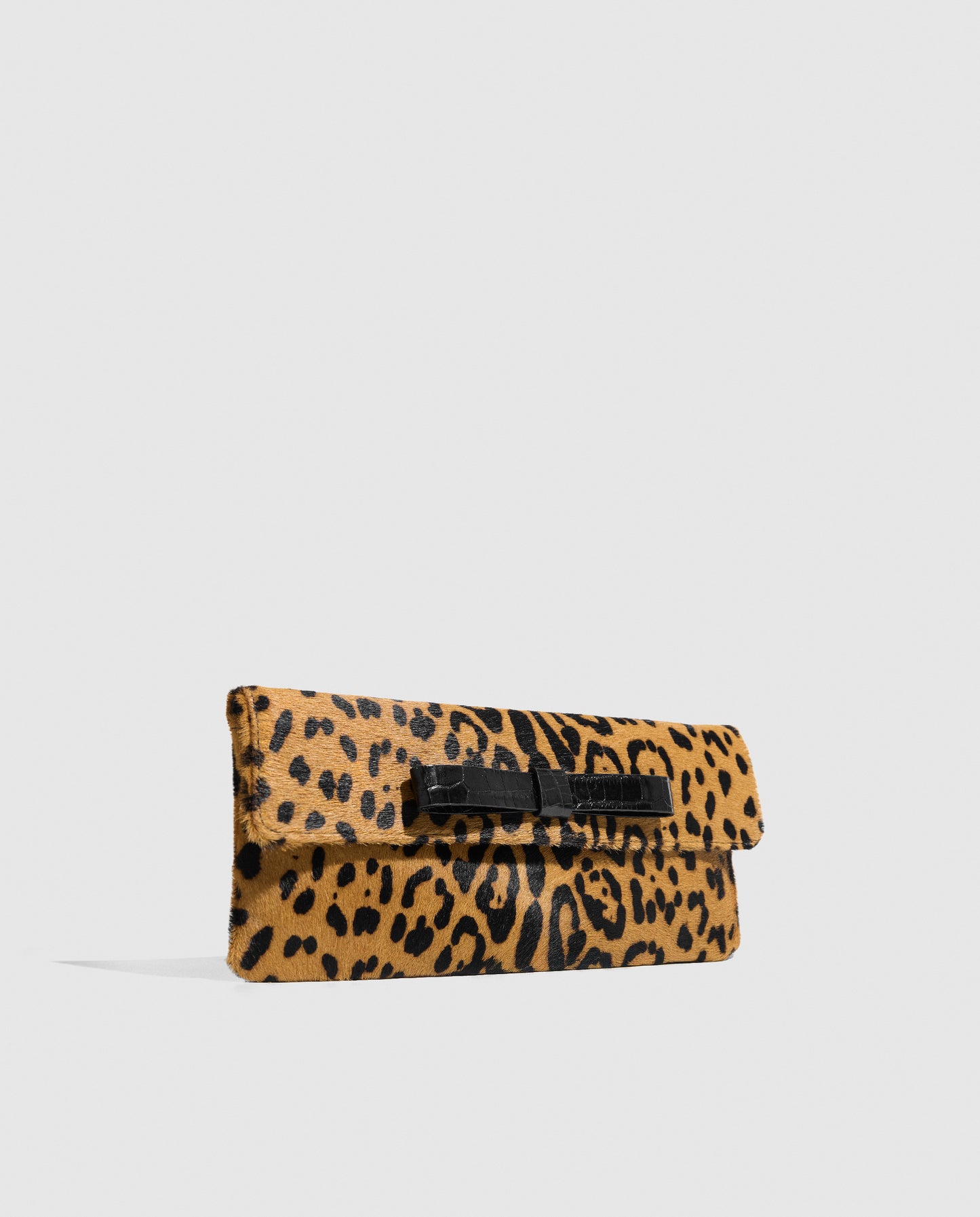 Bolso cartera de pelo vacuno con estampado de leopardo camel