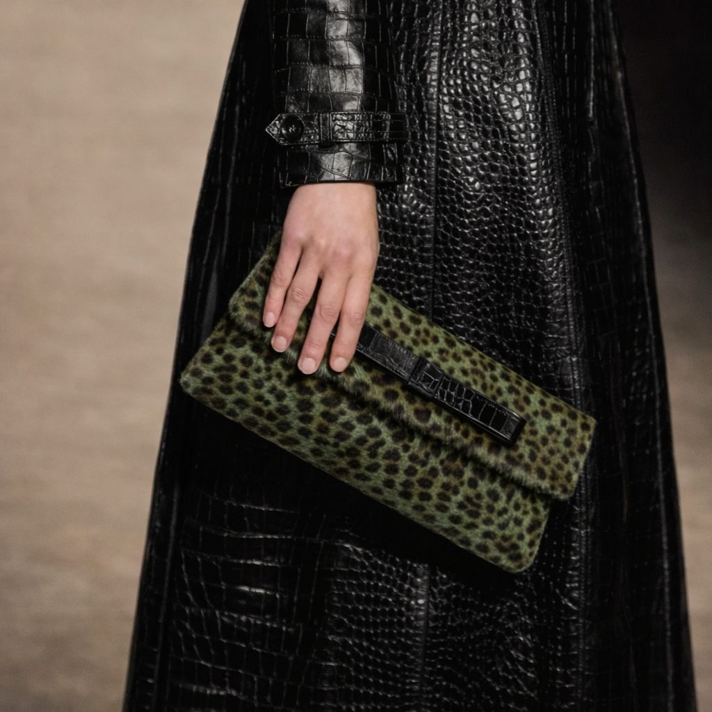 Bolso cartera de pelo vacuno con estampado de leopardo verde