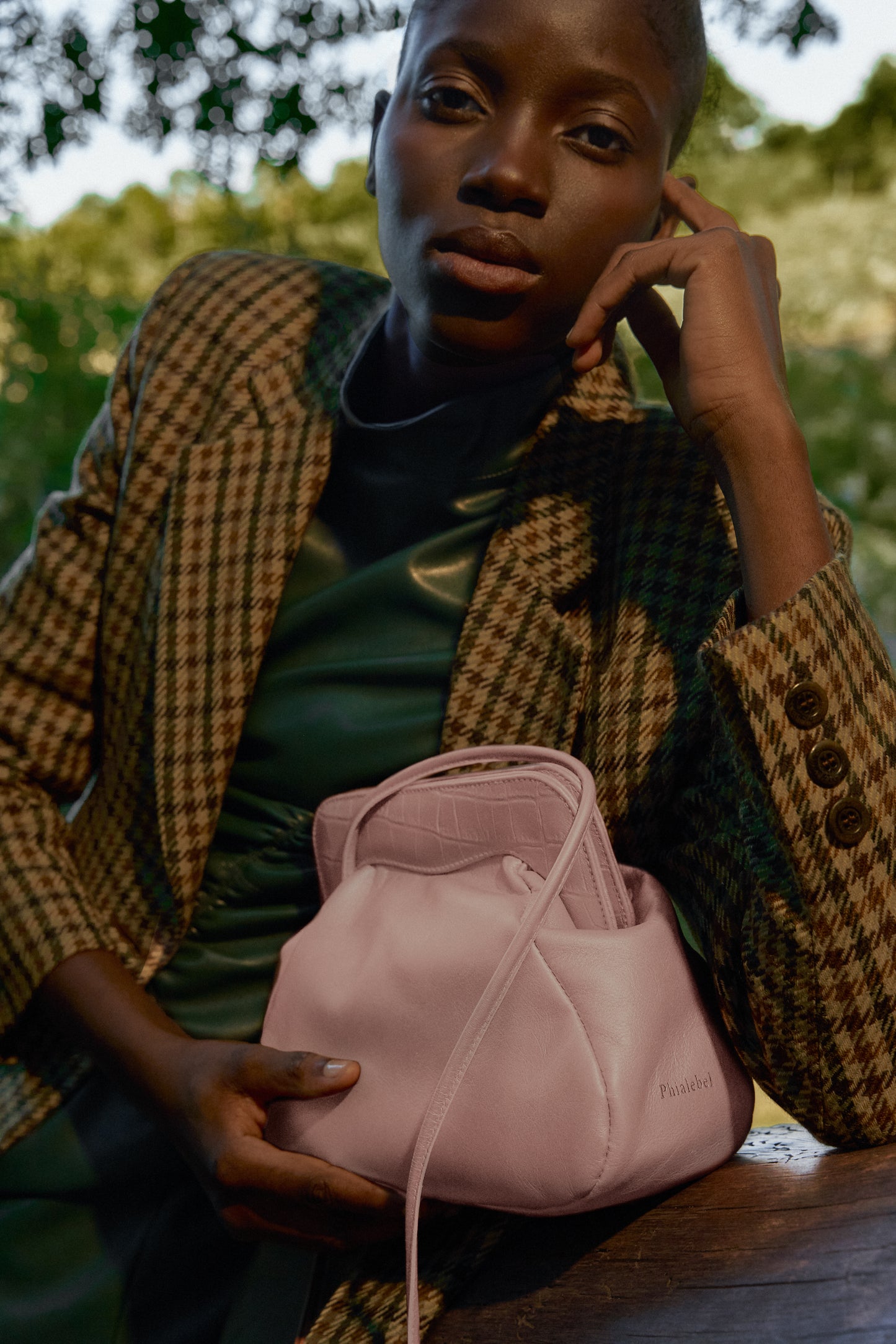 Primer plano de chica con un bolso en color rosa clarito