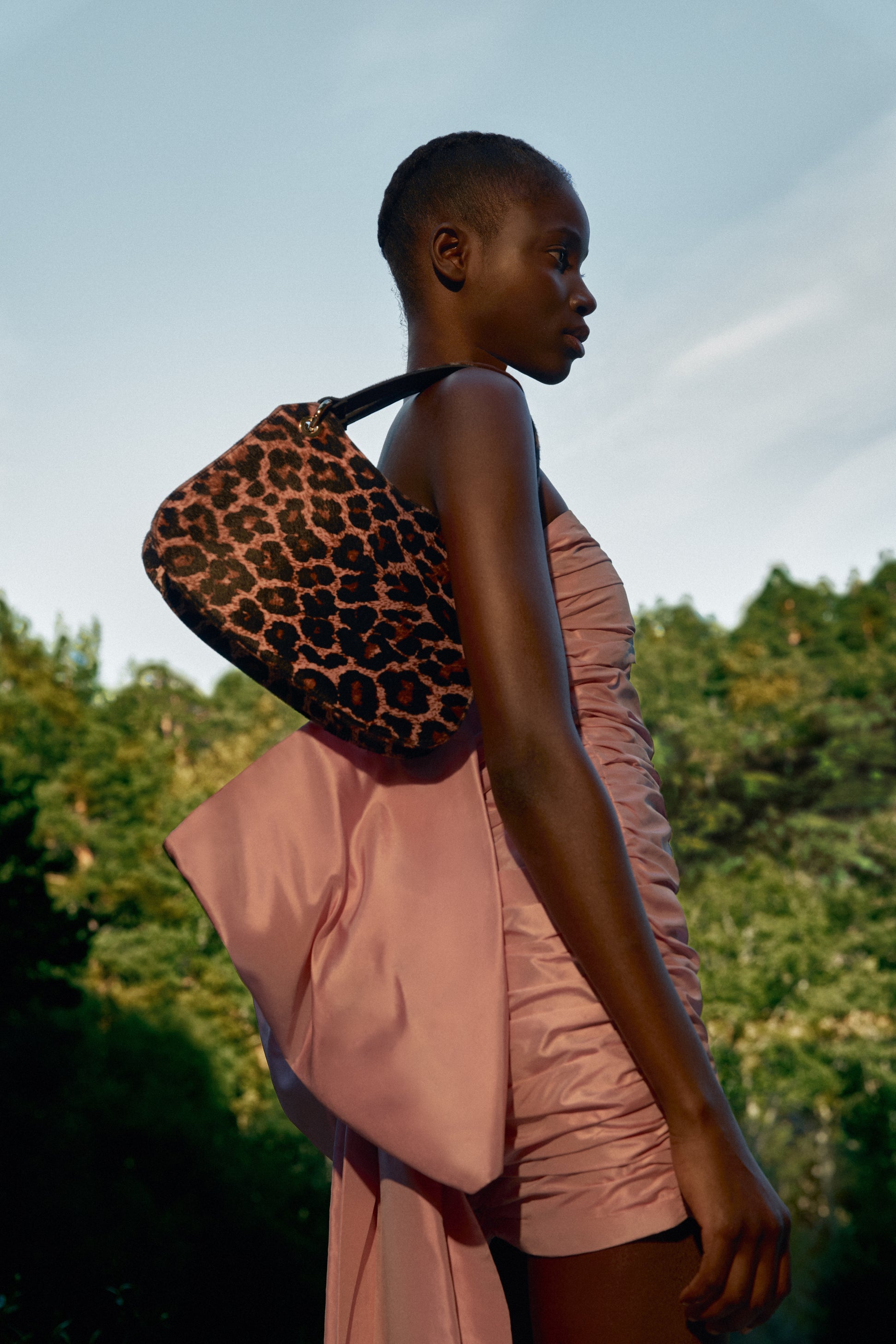 Mujer con bolso de hombro estampado leopardo rosa
