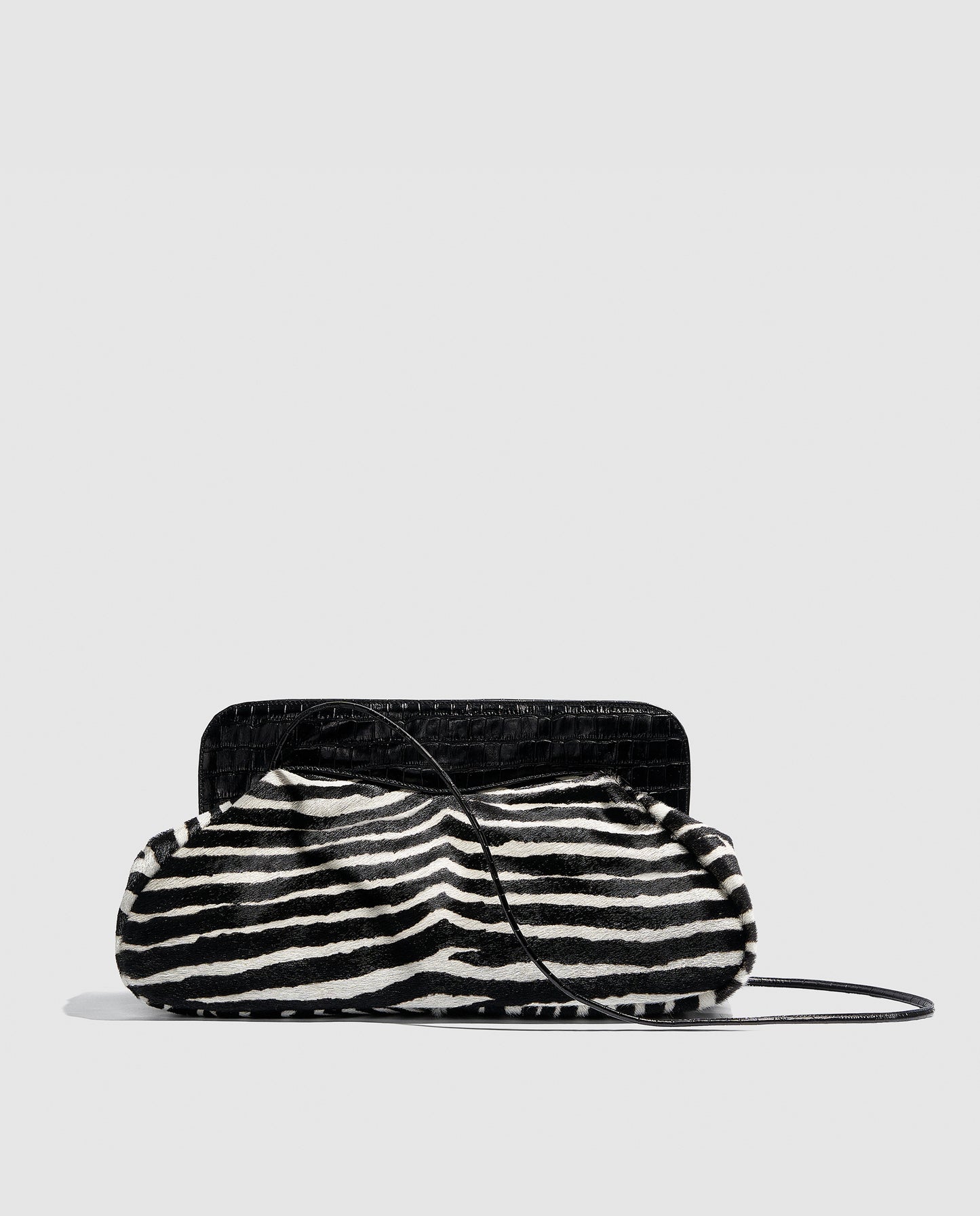 Bolso de hombro estampado cebra con solapa negra