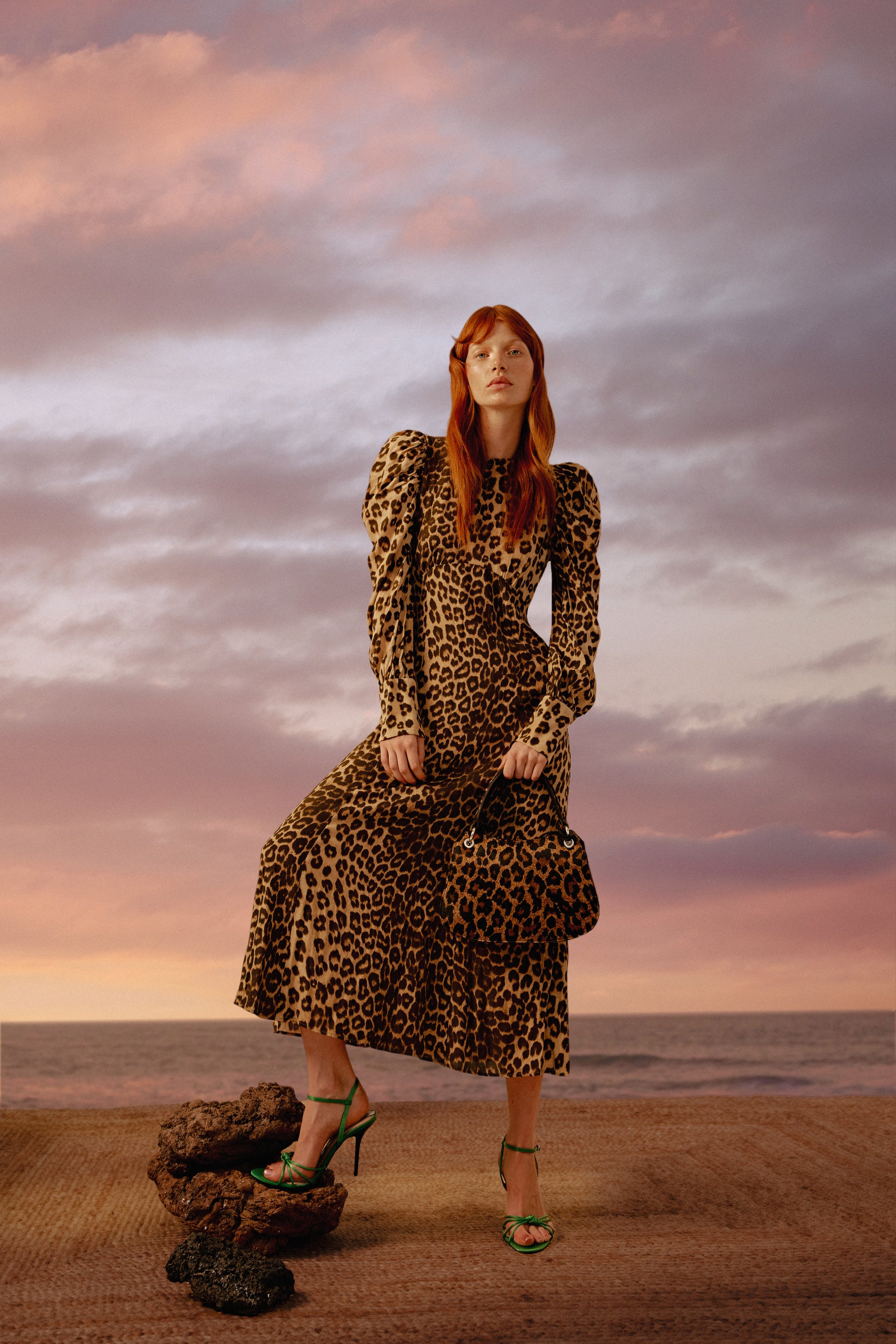Mujer con vestido y bolso de estampado de leopardo
