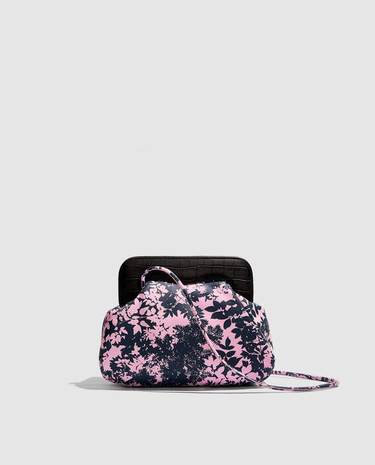 Bolso de hombro estampado con hojas azules sobre fondo rosa