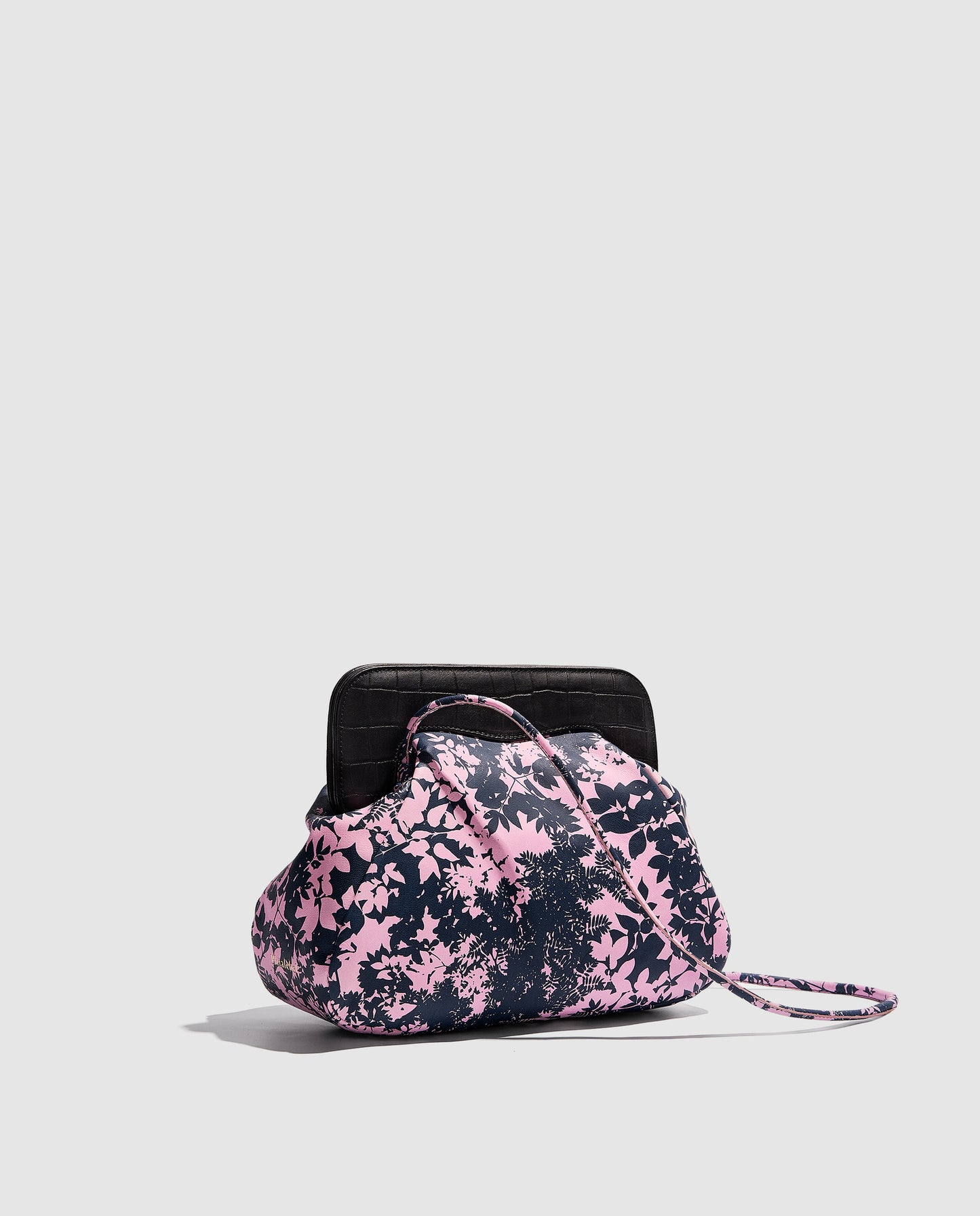 Bolso de hombro estampado con hojas azules sobre fondo rosa