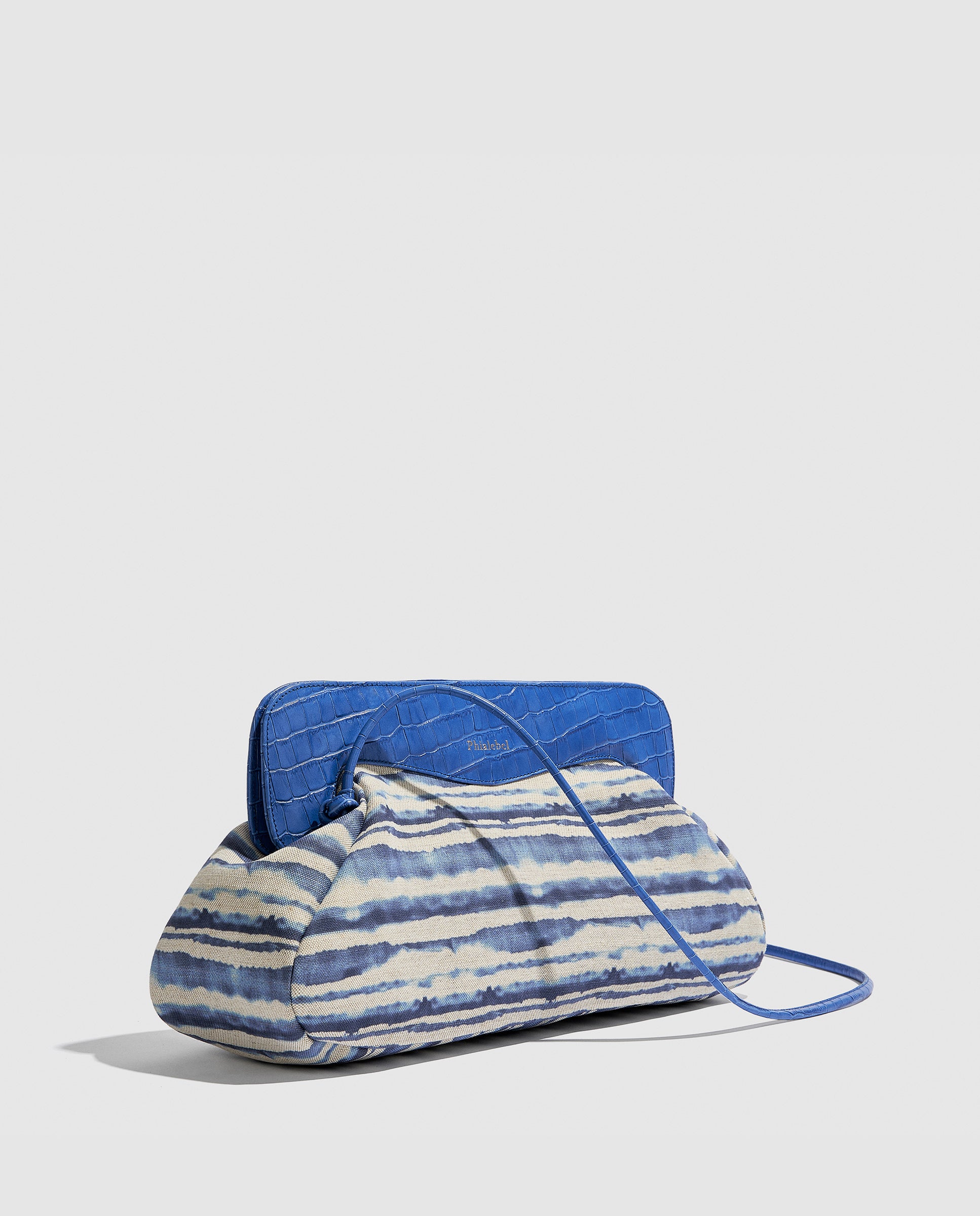 Detalle de bolso en color azul acabado cebra