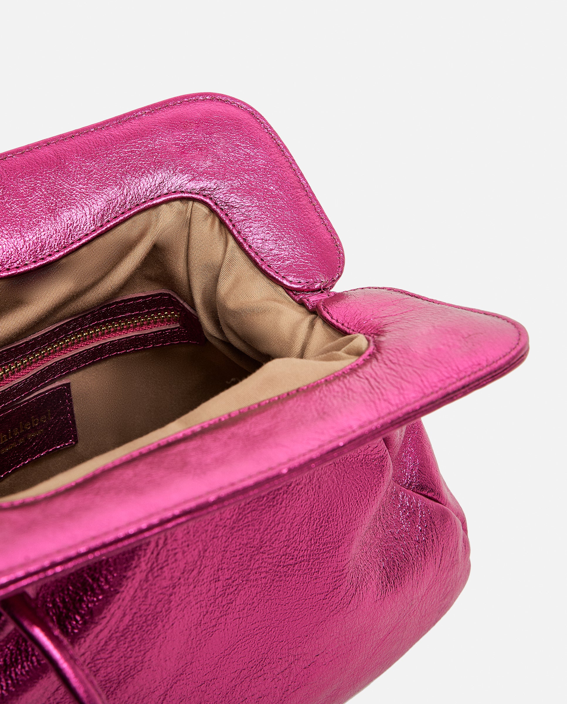 Detalle del interior del bolso rosa metalizado de Phialebel