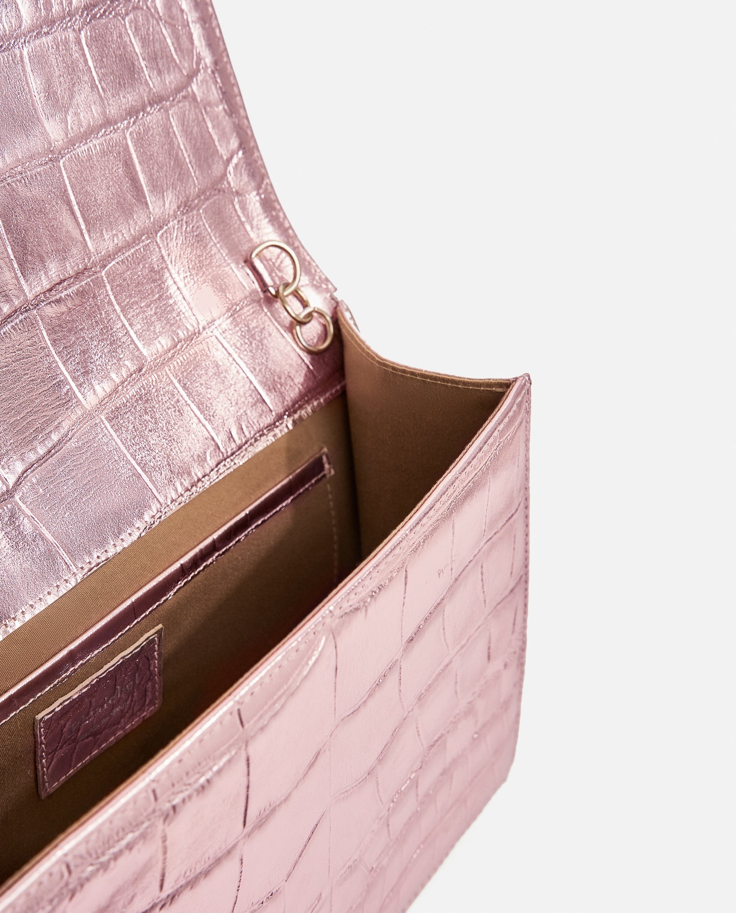 Detalle de bolso rosa metalizado