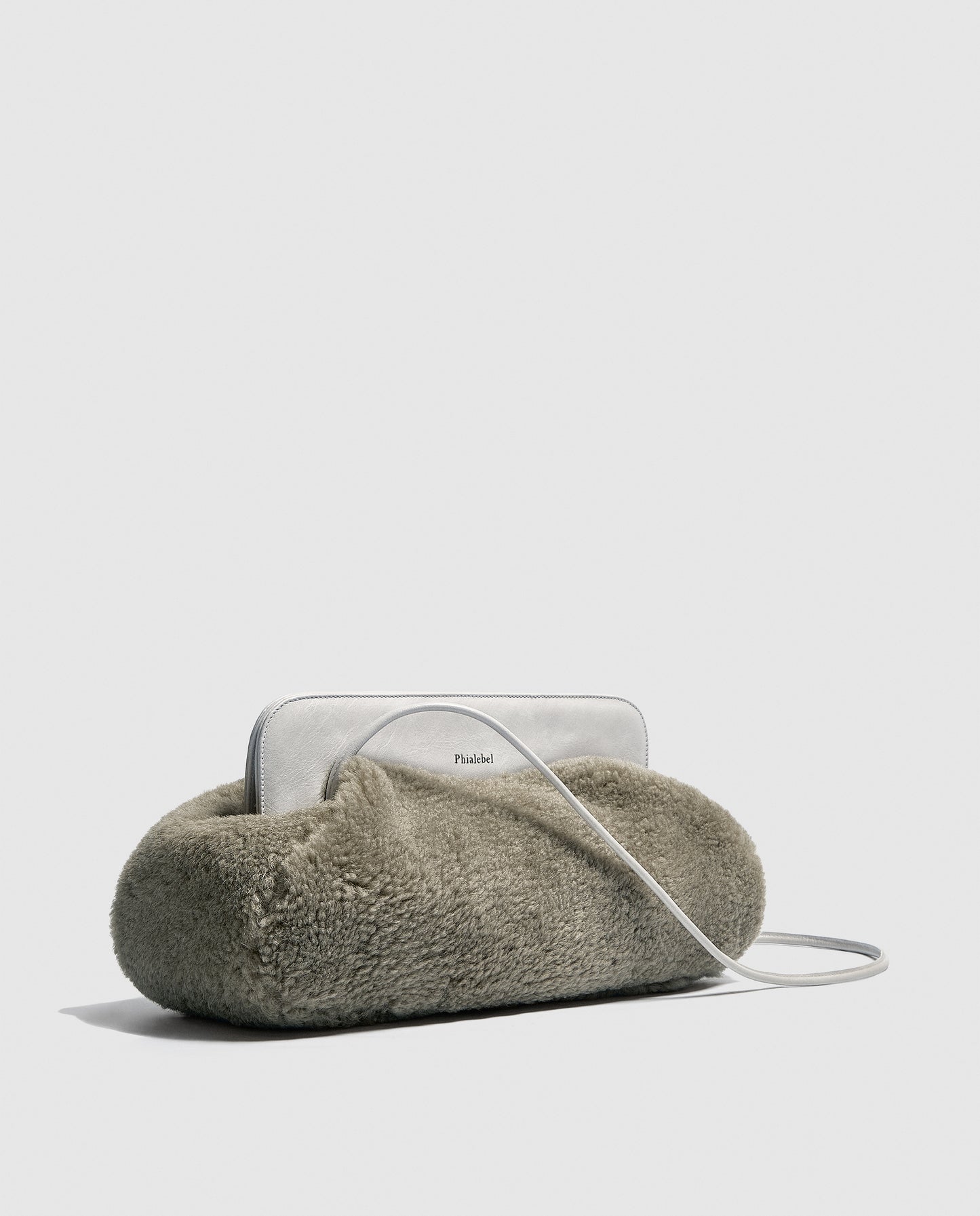 Bolso de hombro borreguito beige con la solapa y el asa en gris metalizado