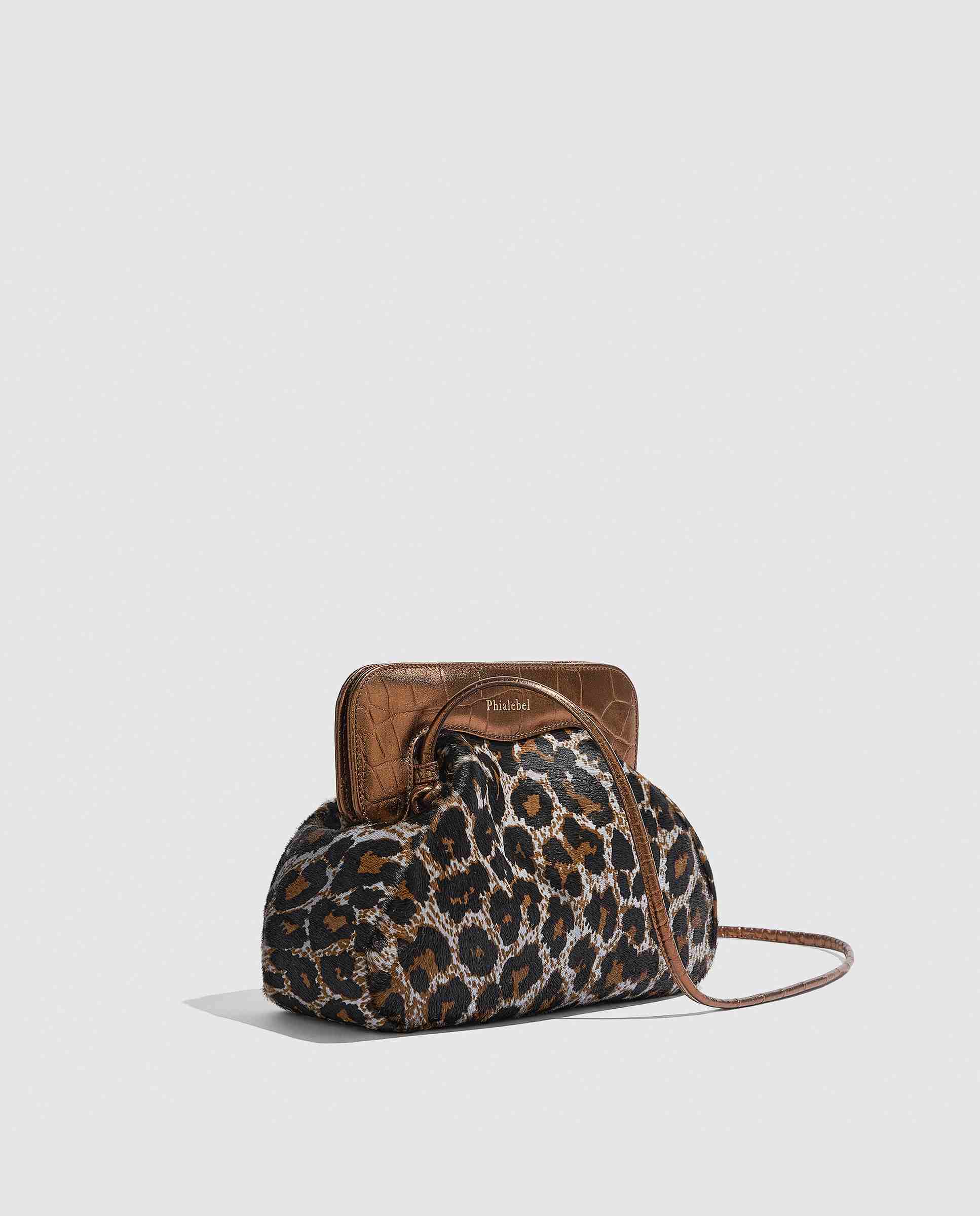 Un bolso de leopardo gris visto de perfil
